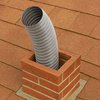 Tubo flexible se usa muy a menudo para entubar chimeneas de obra. 