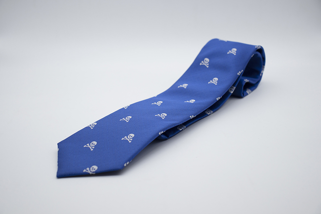 Corbata azul con calaveras