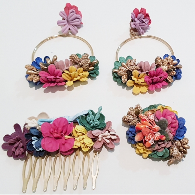Conjunto de pendientes, peinecillo y alfiler de flamenca, flores tonos coloridos Ref. 002