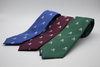 Corbata azul con calaveras