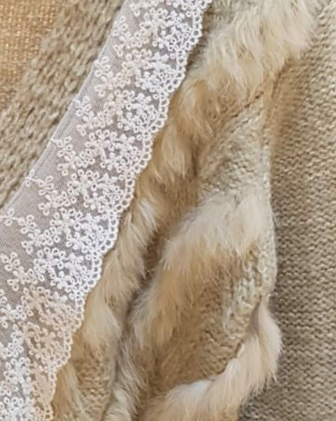 Detalle chaqueta de Punto Bordada con detalles de encaje y pelito colo rmarron Menttaacida_shop 