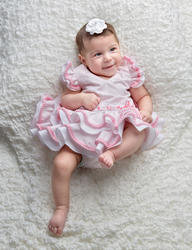 traje de flamenca para bebé blanco con lunares rosa pequeñitos, braguita a juego y cerrado por la espalda con botones - MiBebesito