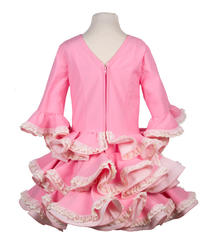 traje de flamenca de popelín rosa y beige liso con tira bordada en el talle, cuello de pico y puntilla fruncida en los volantes de mangas y falda espalda