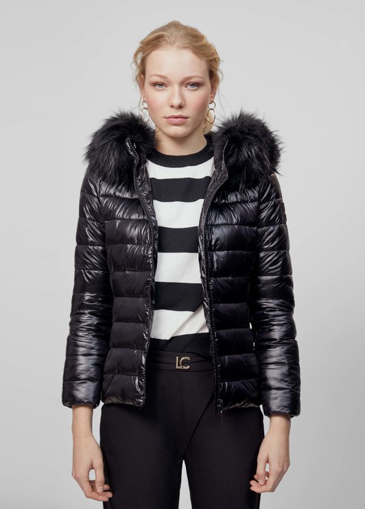 Plumifero capucha pelo negro Lola Casademunt